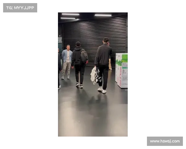 曾凡博赛后提前离场独自赴球员大巴 队友十分钟后才现身